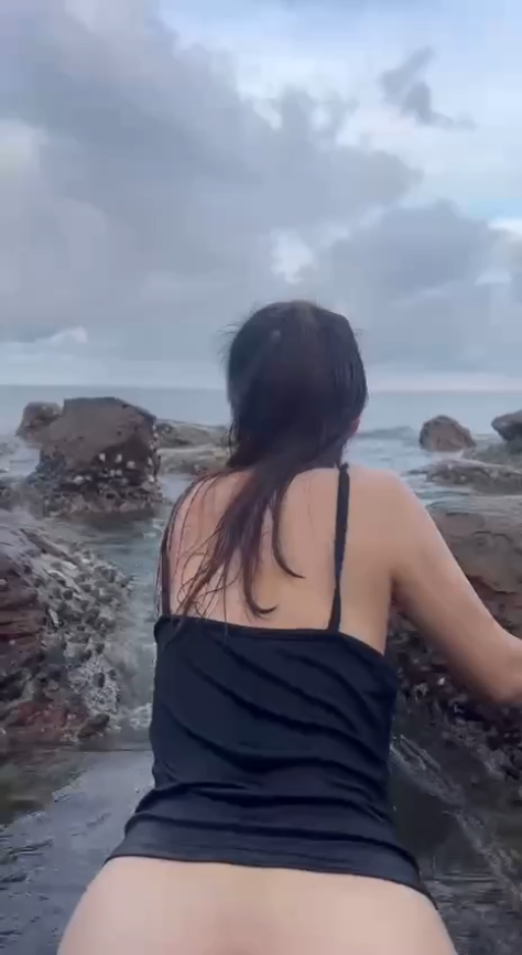 Doggy em áo đen bên bờ biển